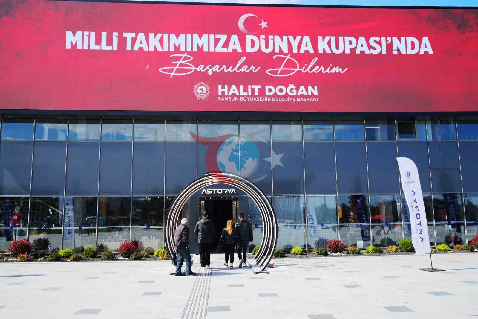 Türkiye&rsquo;de ilk: Uçan sinema vatandaşların ayağını yerden kesti