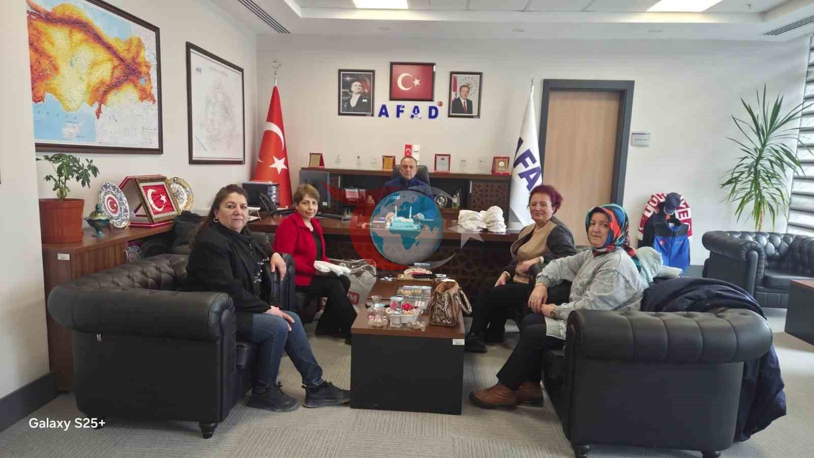 Kütahyalı kadınlar ördükleri bereleri AFAD&rsquo;a teslim etti