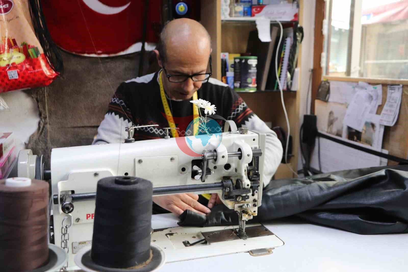 7 yaşında yırtık yapıştırarak başladığı dericilikte şimdi dünyaya satış yapıyor