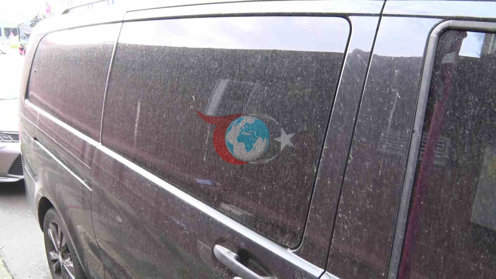 İstanbul&rsquo;a çamur yağdı, araçlar çamurla kaplandı