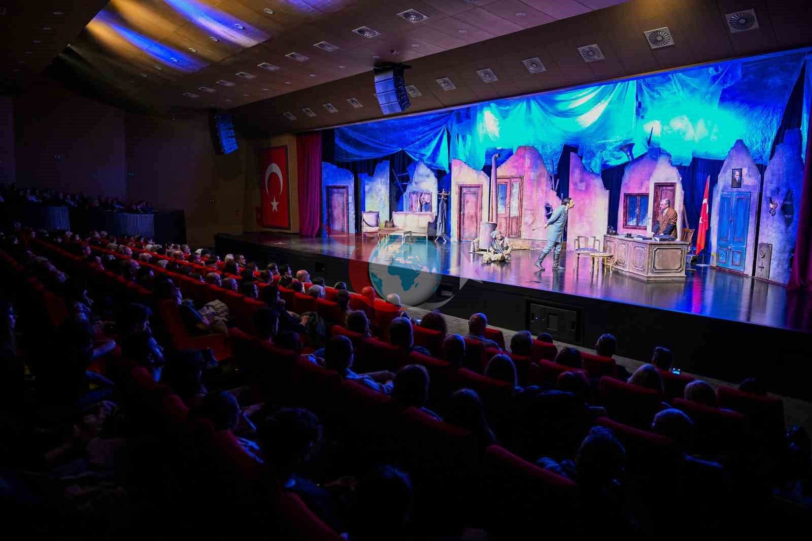 Mersin Şehir Tiyatrosuna sanat dünyasından tam not