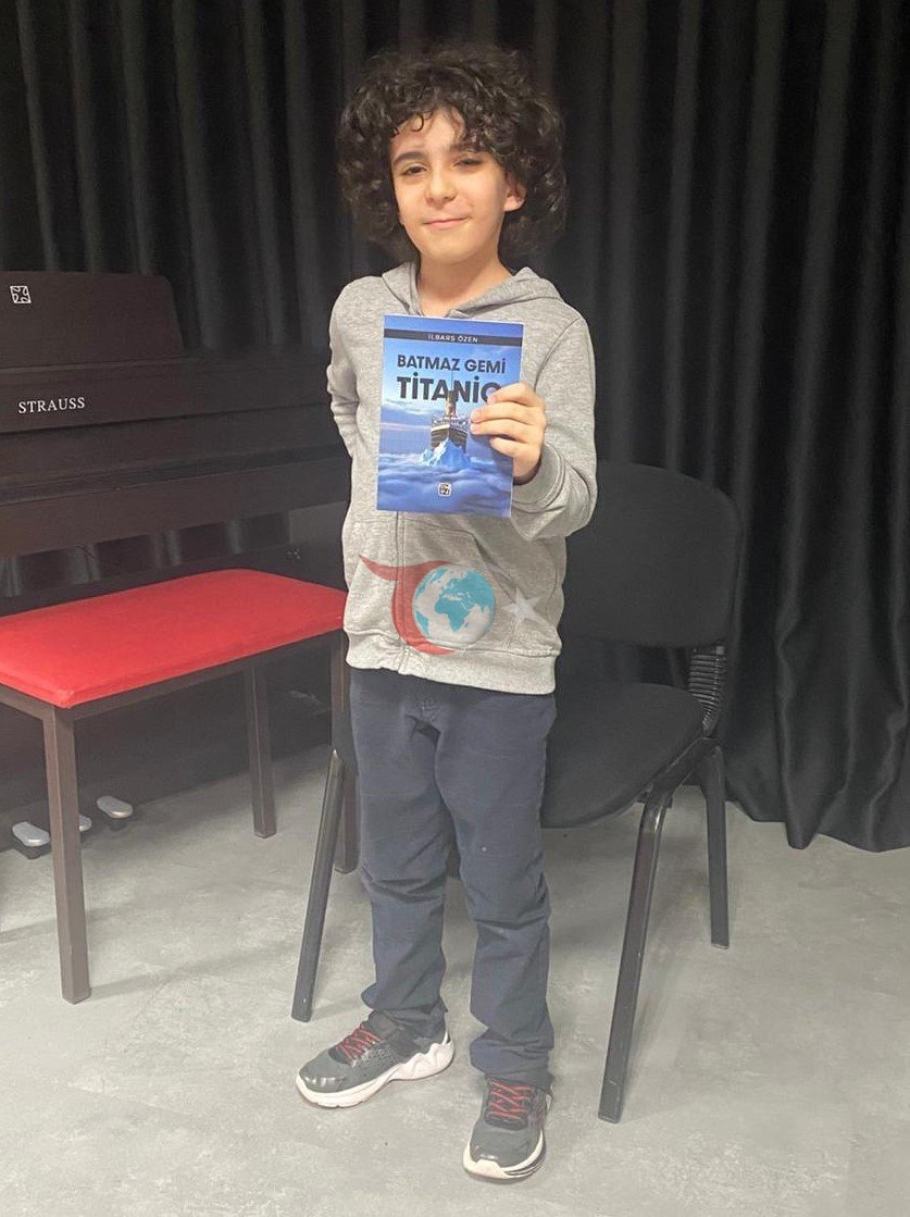 Manisalı öğrenci 9 yaşında ilk kitabını yazdı