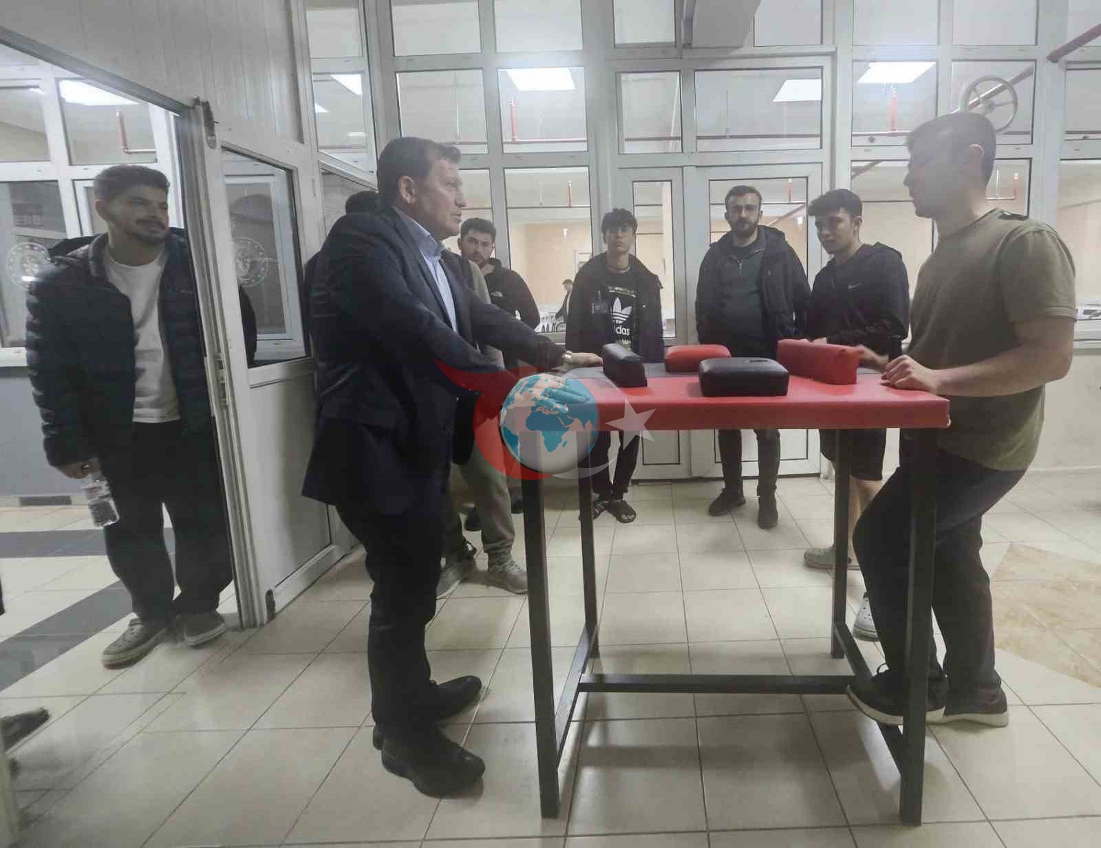Kabakcı; öğrencilerle bilek güreşi yaptı