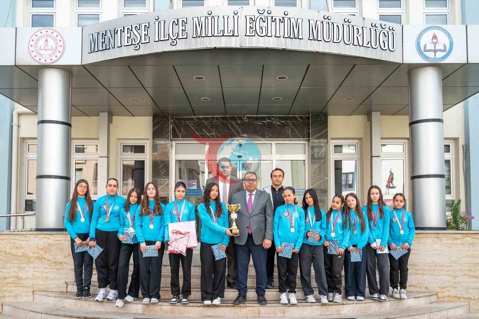 Menteşe Cumhuriyet Ortaokulu Hokey Takımı Türkiye Yarı Finalleri'ne Hazır