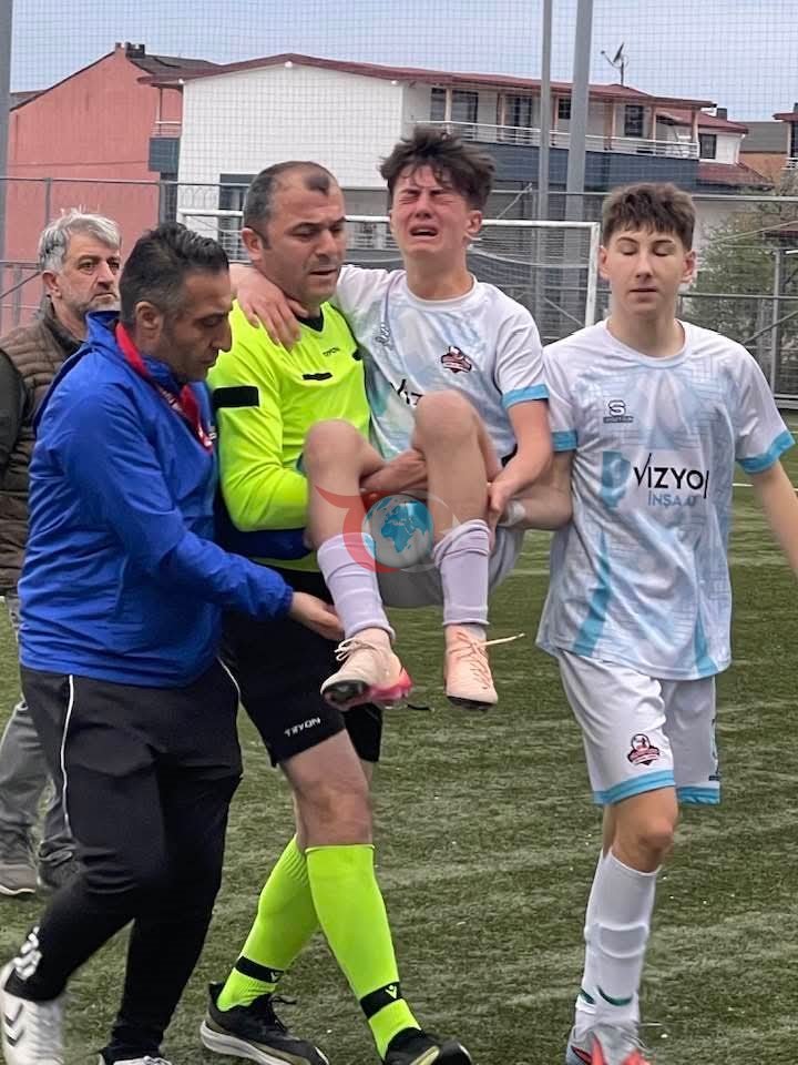 Hakemden Örnek Davranış: Sakatlanan Futbolcuyu Kucağında Taşıdı
