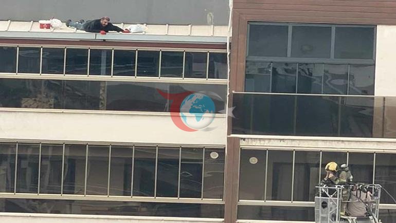 8 katlı binada korku dolu anlar Çatıda alevler arasında mahsur kaldılar: Kurtarma anı kamerada