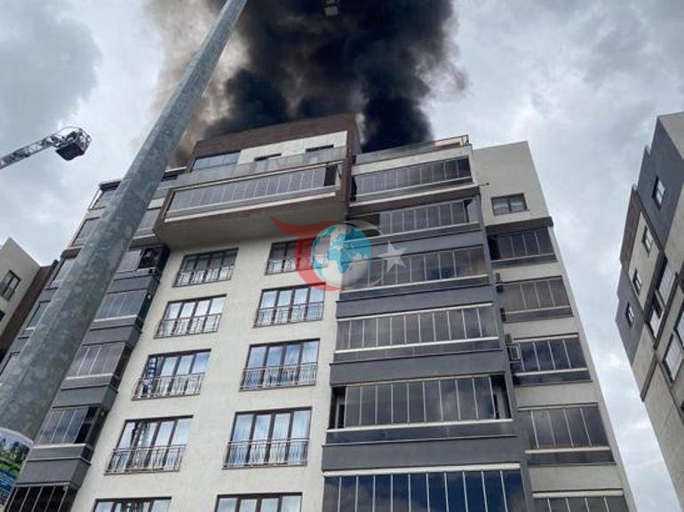 8 katlı binada korku dolu anlar Çatıda alevler arasında mahsur kaldılar: Kurtarma anı kamerada