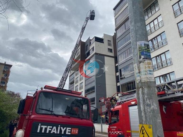 8 katlı binada korku dolu anlar Çatıda alevler arasında mahsur kaldılar: Kurtarma anı kamerada