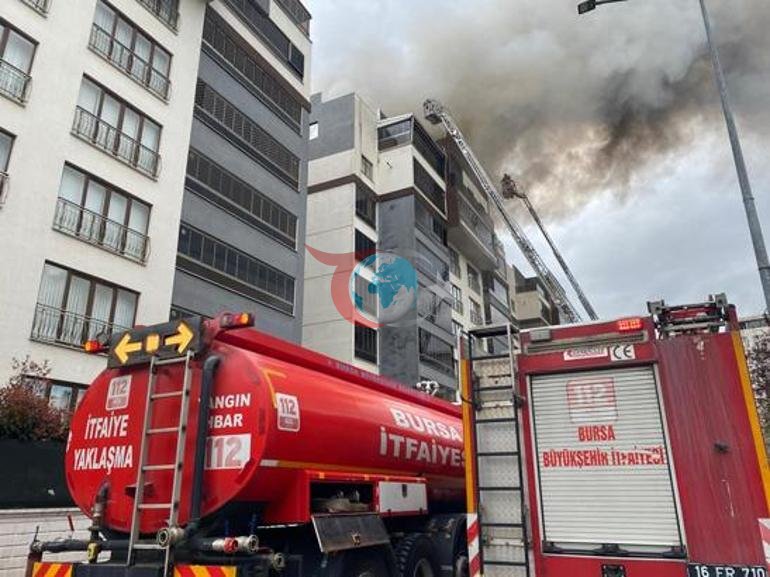 8 katlı binada korku dolu anlar Çatıda alevler arasında mahsur kaldılar: Kurtarma anı kamerada