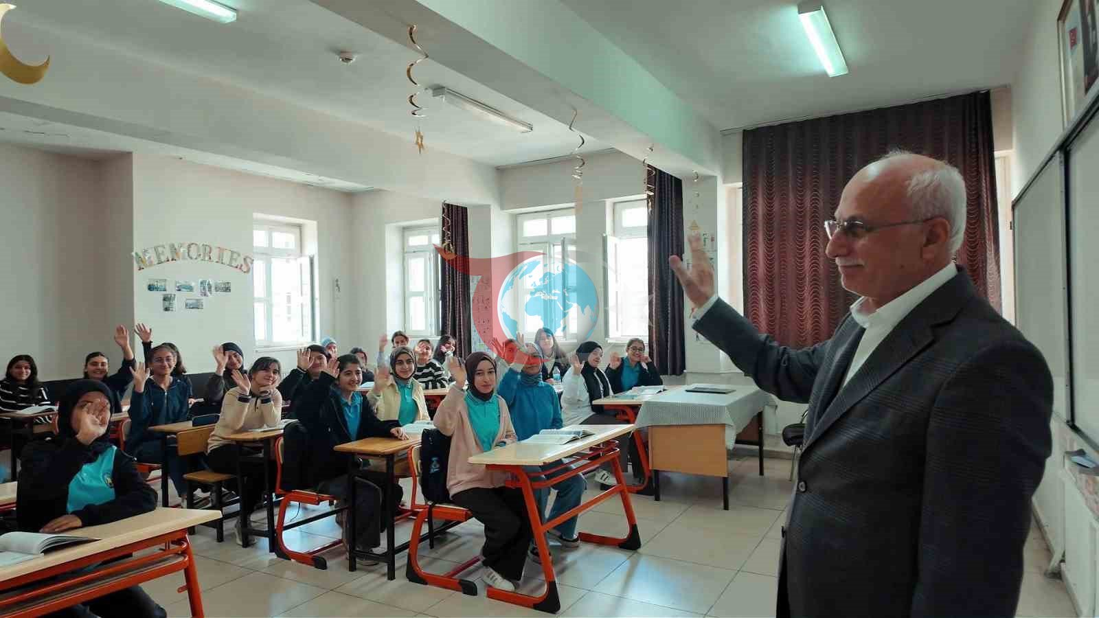 Emekliye Ayrılan Müdüre Duygusal Veda Töreni