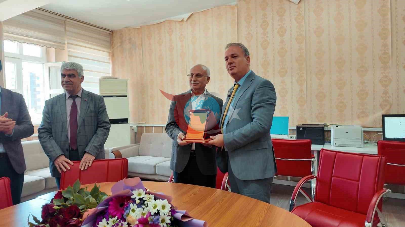 Emekliye ayrılan okul müdürüne veda