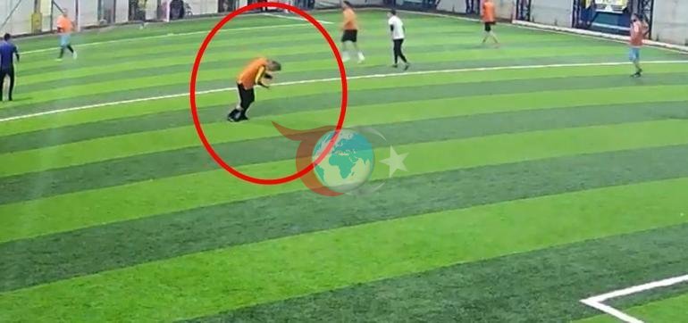 Halı sahada kahreden ölüm Bir anda duraksadı, başını tuttu, yere yığıldı