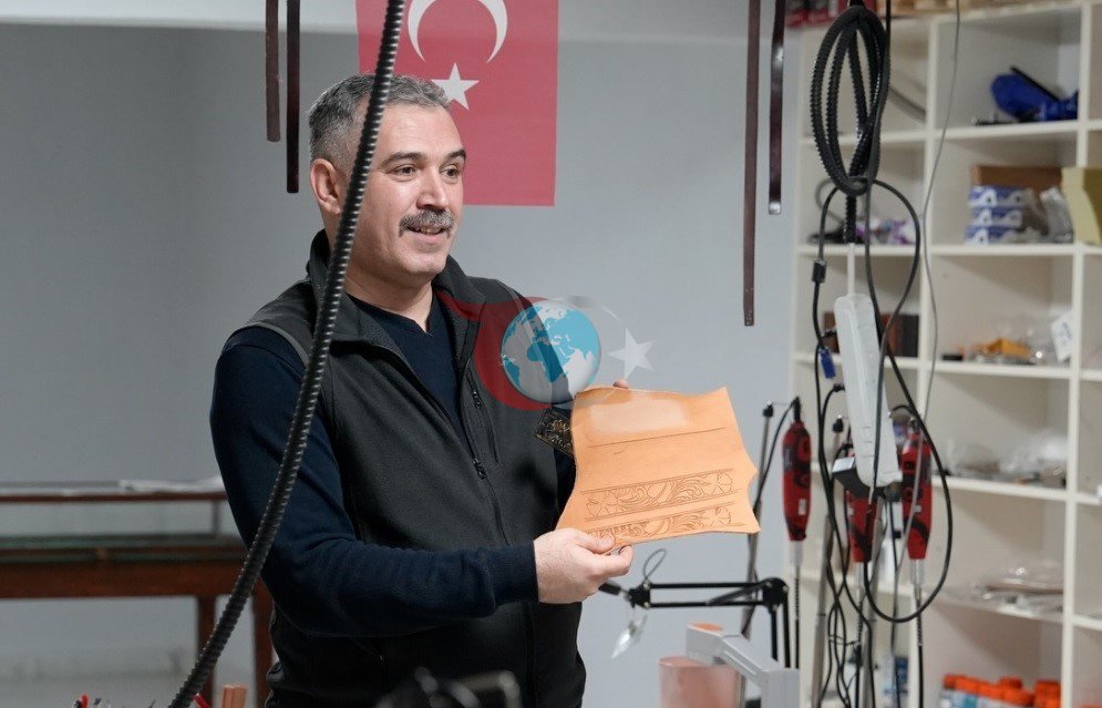 Kütahyalı öğretmenler Ahmet Uluçay müzesinde deri işleme sanatı hakkında bilgilendi