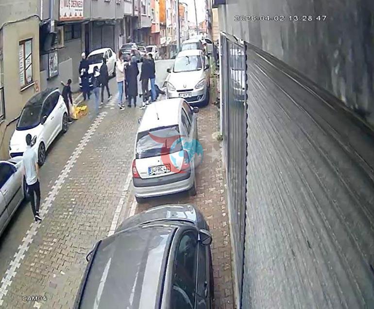 Sokak ortasında dehşet Servise binerken yakaladıkları kadını bayılana kadar dövdüler
