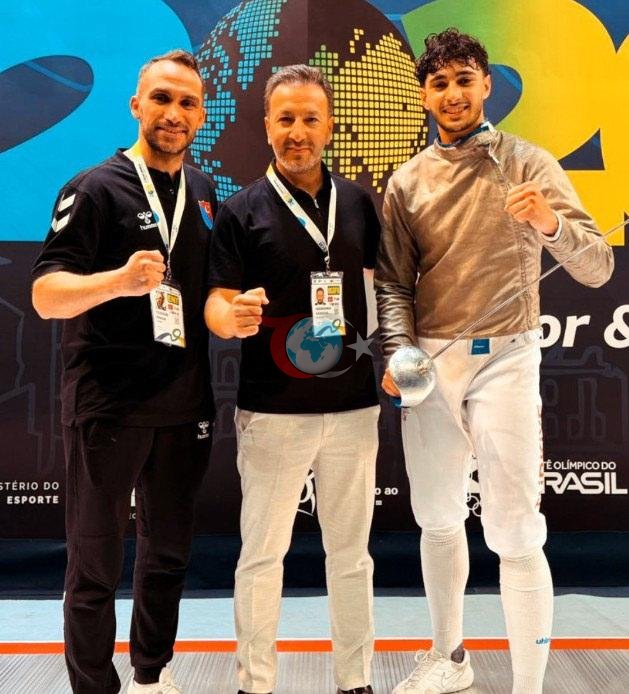 Yıldız ve Gençler Dünya Eskrim Şampiyonası'nda altın madalya kazanan milli sporcu Furkan Yaman (Sağda)