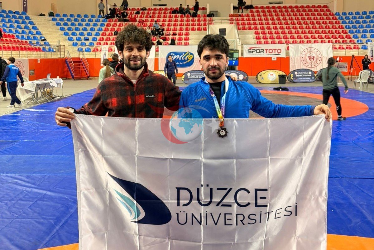 Düzce Üniversitesi Öğrencileri Güreşte Tarih Yazdı