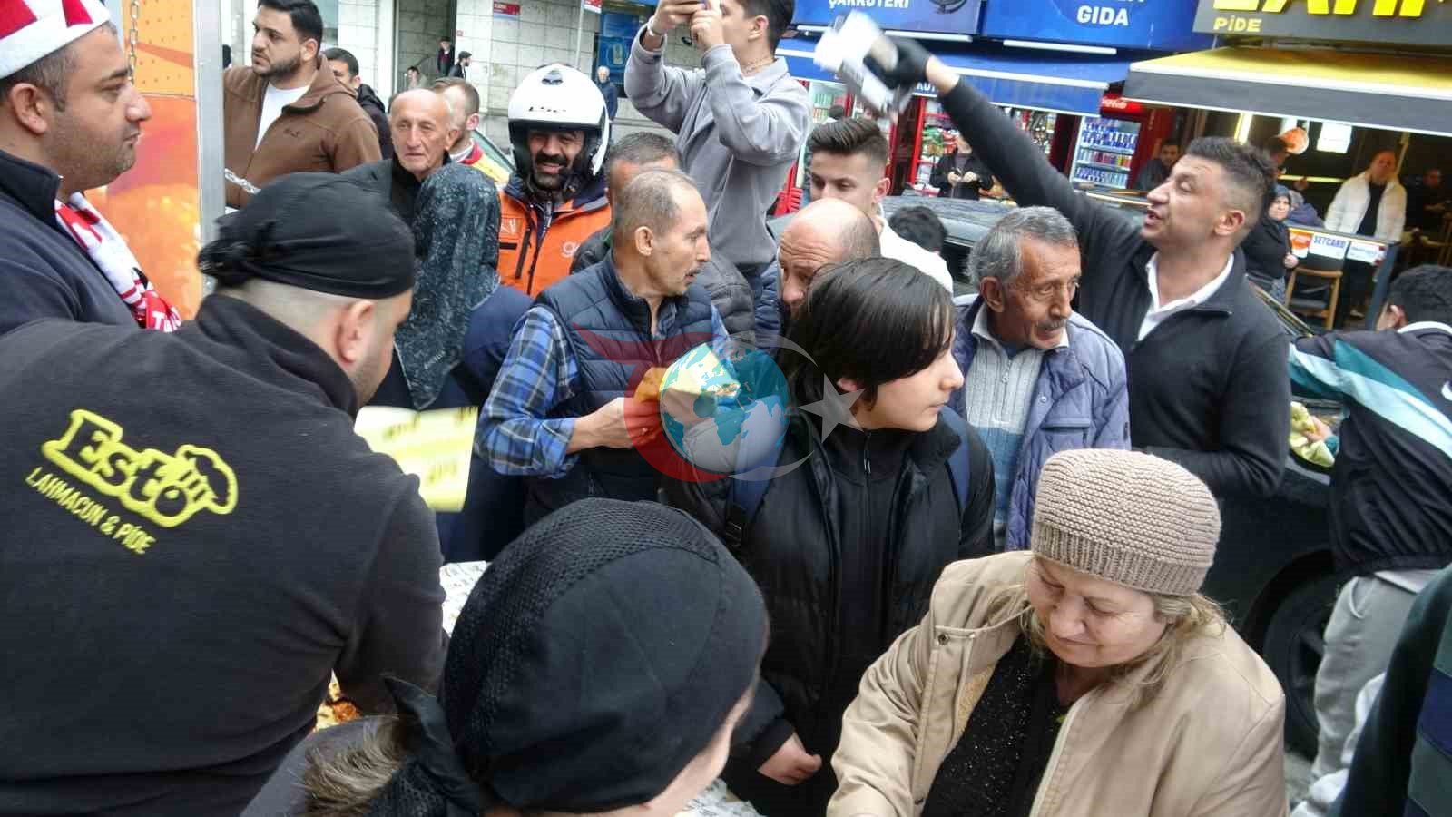 Pendik&rsquo;te Milli Takım sevinci: 20 bin lokma, 1000 lahmacun dağıtıldı