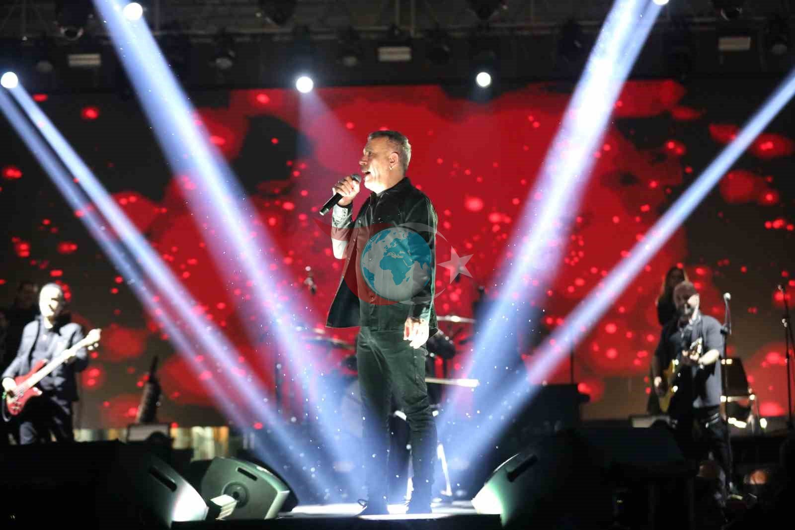 Adana’da yağmur altında Haluk Levent coşkusu