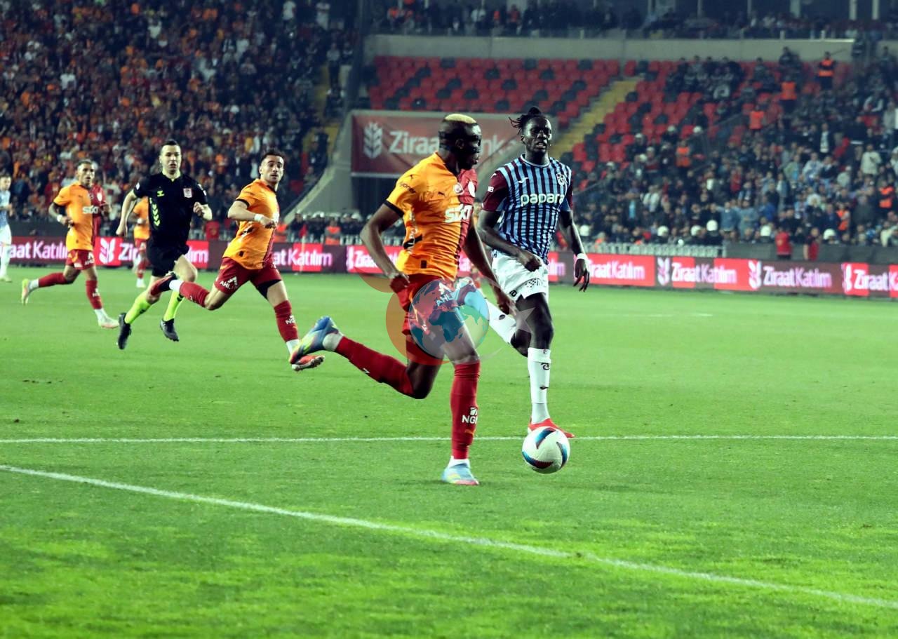 Galatasaray - Trabzonspor karşılaşmasından bir kare