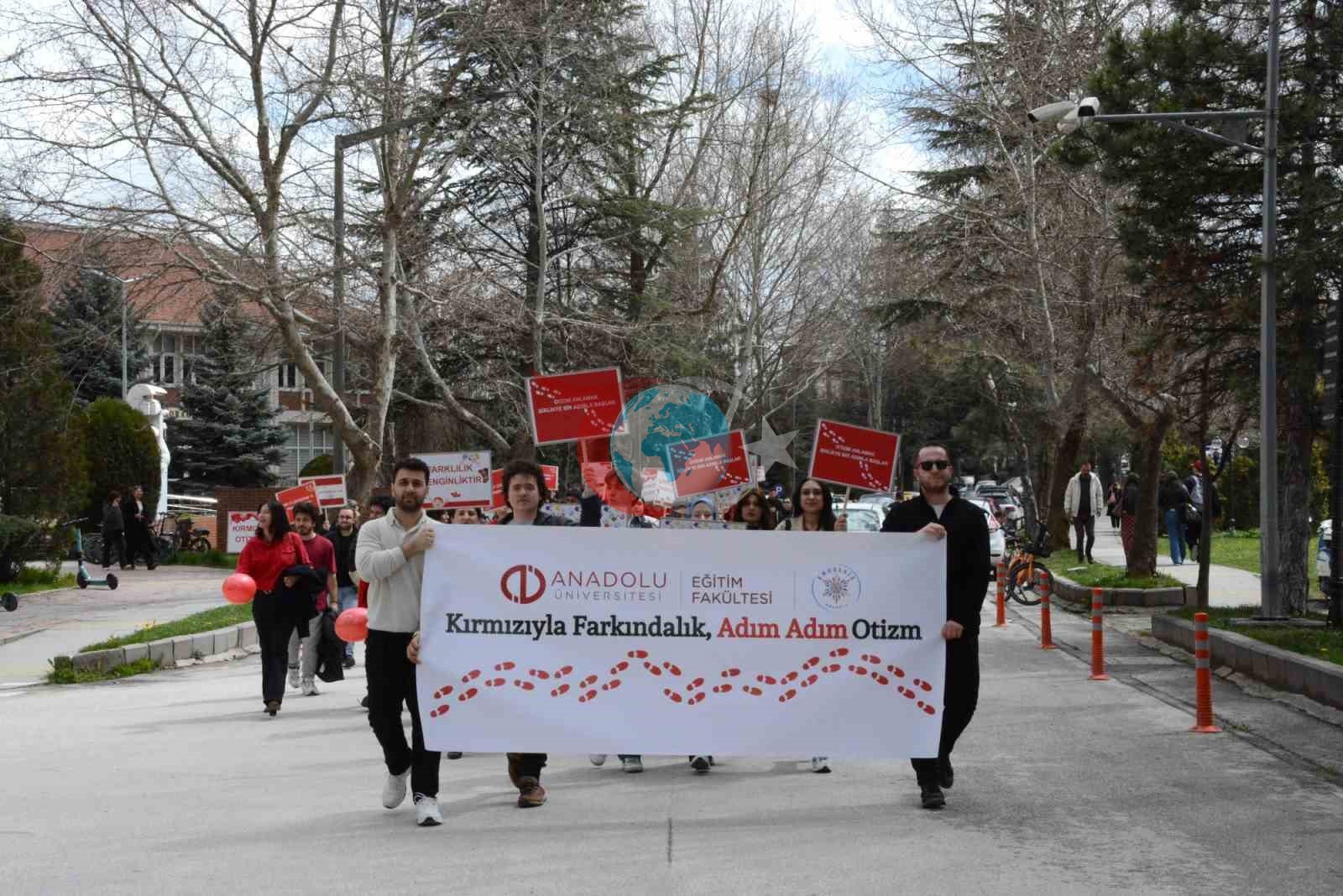 Anadolu Üniversitesi'nde Otizm Farkındalık Yürüyüşü ile Kırmızıya Büründü