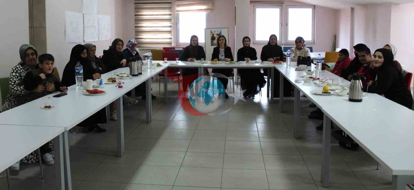Bayburt&rsquo;ta annelere otizmli çocukların ergenlik süreci anlatıldı