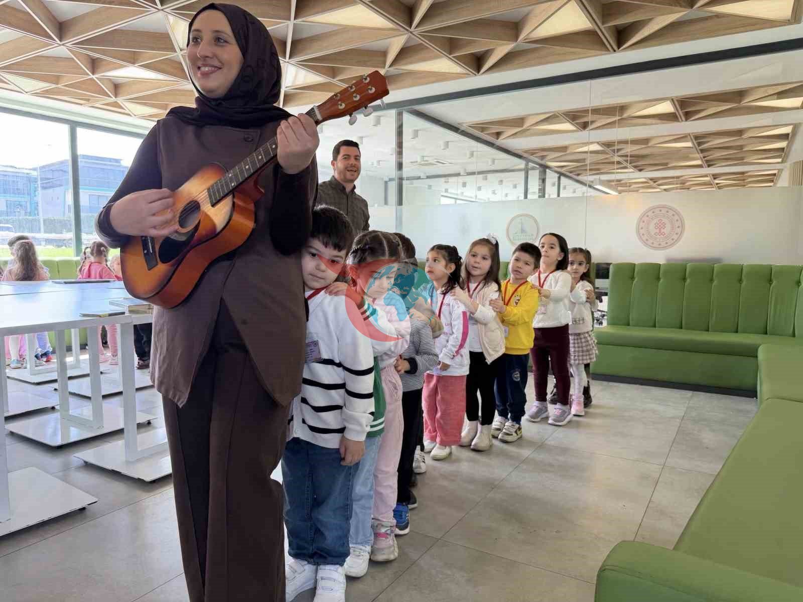 Kartepe&rsquo;de minikler Kütüphaneler Haftası&rsquo;nı müzikli masallarla kutladı