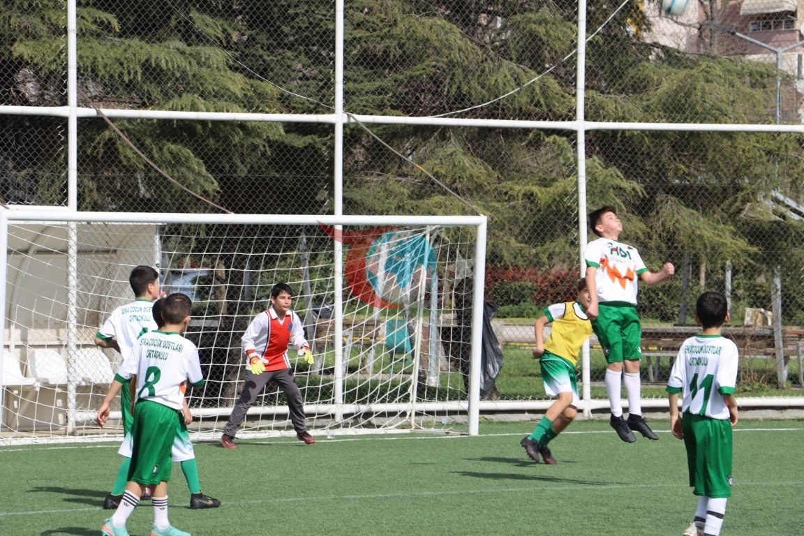 Körfez’de 23 Nisan futbol turnuvasının şampiyonu Atatürk Ortaokulu oldu
