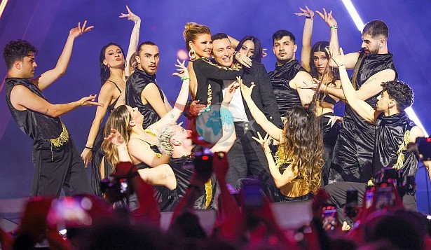 Gülben Ergen ve Mustafa Sandal&rsquo;dan sahnede sürpriz düet