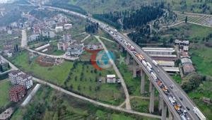 TEMde feci kaza 2 TIR ve 2 otomobil çarpıştı Uzun kuyruklar oluştu