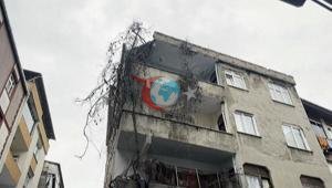 Bağcılarda 4 katlı apartmanın çatısı çöktü Bina boşaltıldı