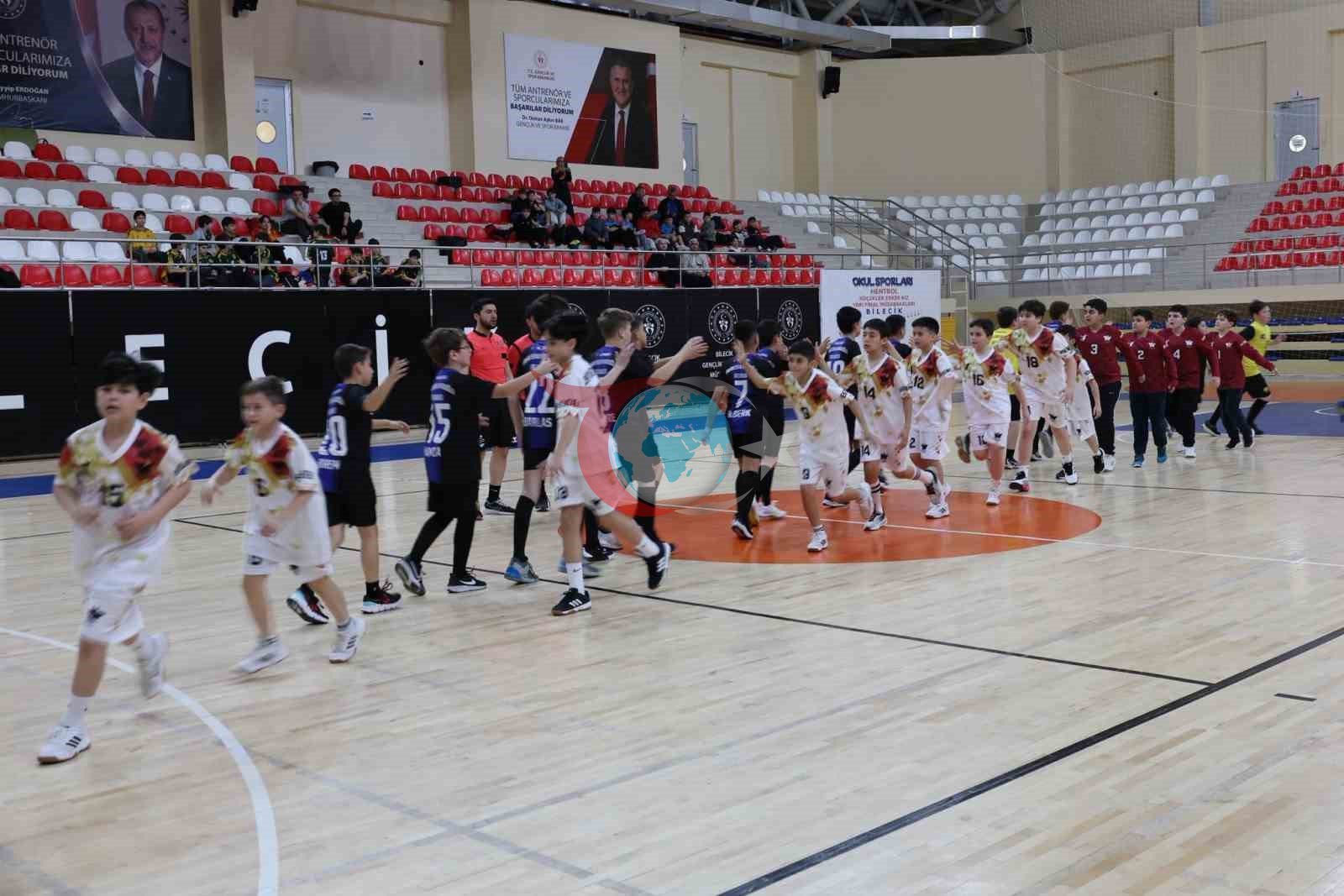 240 sporcunun katılımıyla hentbol küçükler yarı final müsabakaları başladı