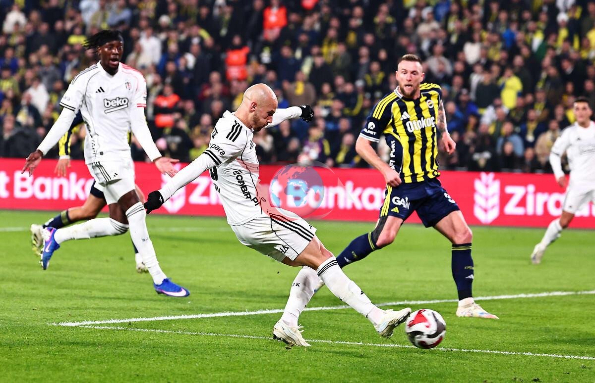 Türkiye Kupası'nda oynanan Fenerbahçe-Beşiktaş karşılaşmasından bir kare