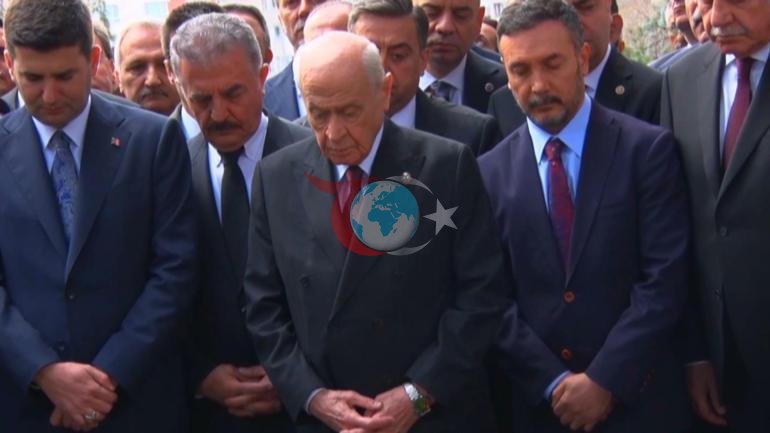 Bahçeli, Türkeşin kabrini ziyaret etti