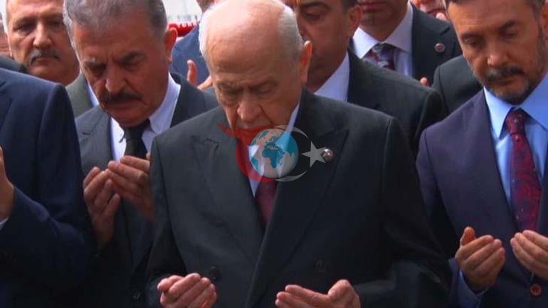 MHP lideri Bahçeliden Türkeşin kabrini ziyaret etti