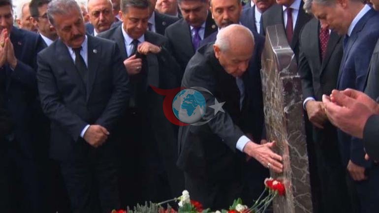 MHP lideri Bahçeliden Türkeşin kabrini ziyaret etti