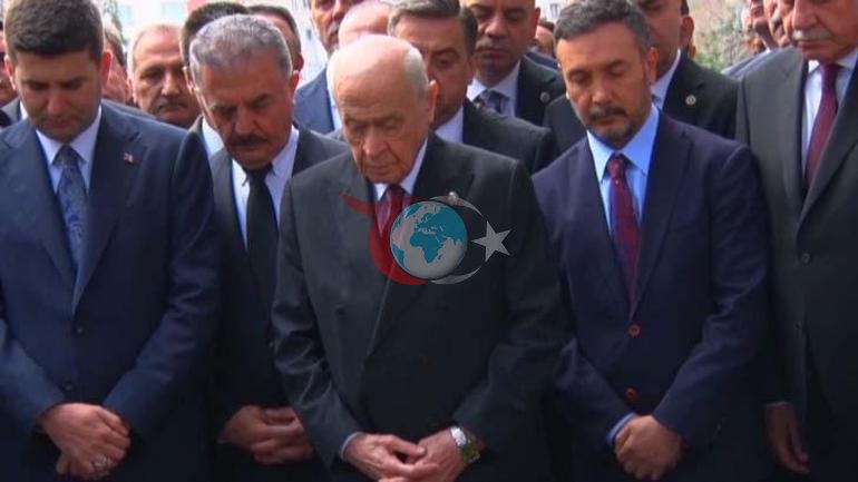 MHP lideri Bahçeliden Türkeşin kabrini ziyaret etti