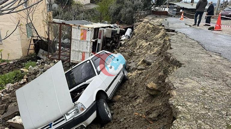 Aydında istinat duvarı çöktü, 2 araçta hasar oluştu