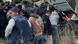 Ankara'da feci kaza: Özel halk otobüsü üst geçide çarptı: 5 ölü!