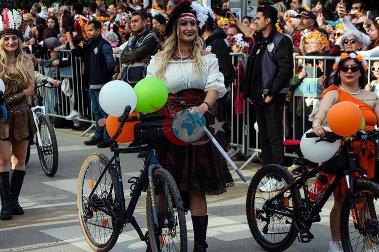 Uluslararası Adana Portakal Çiçeği Karnavalının korteji, renkli görüntülere sahne oldu