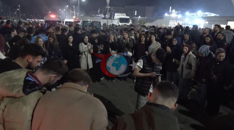 Trabzonsporlu taraftarlar Galatasaray galibiyetini kutladı