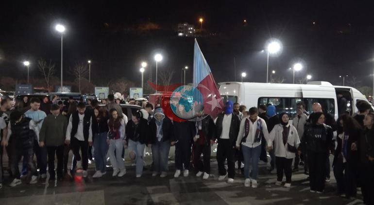 Trabzonsporlu taraftarlar Galatasaray galibiyetini kutladı