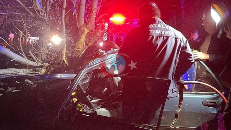 Gece yarısı feci kaza Antalyada otomobil ağaca çarptı: 3 ölü