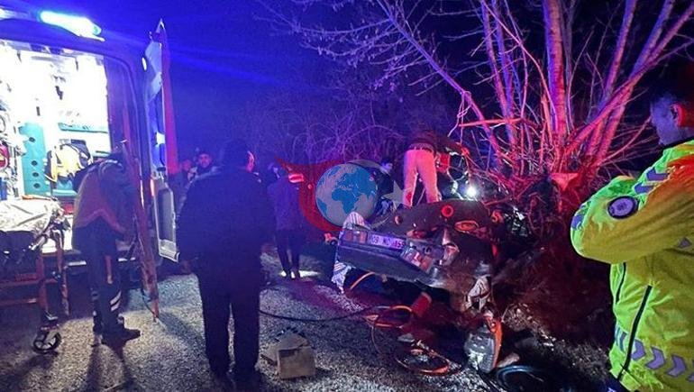 Gece yarısı feci kaza Antalyada otomobil ağaca çarptı: 3 ölü