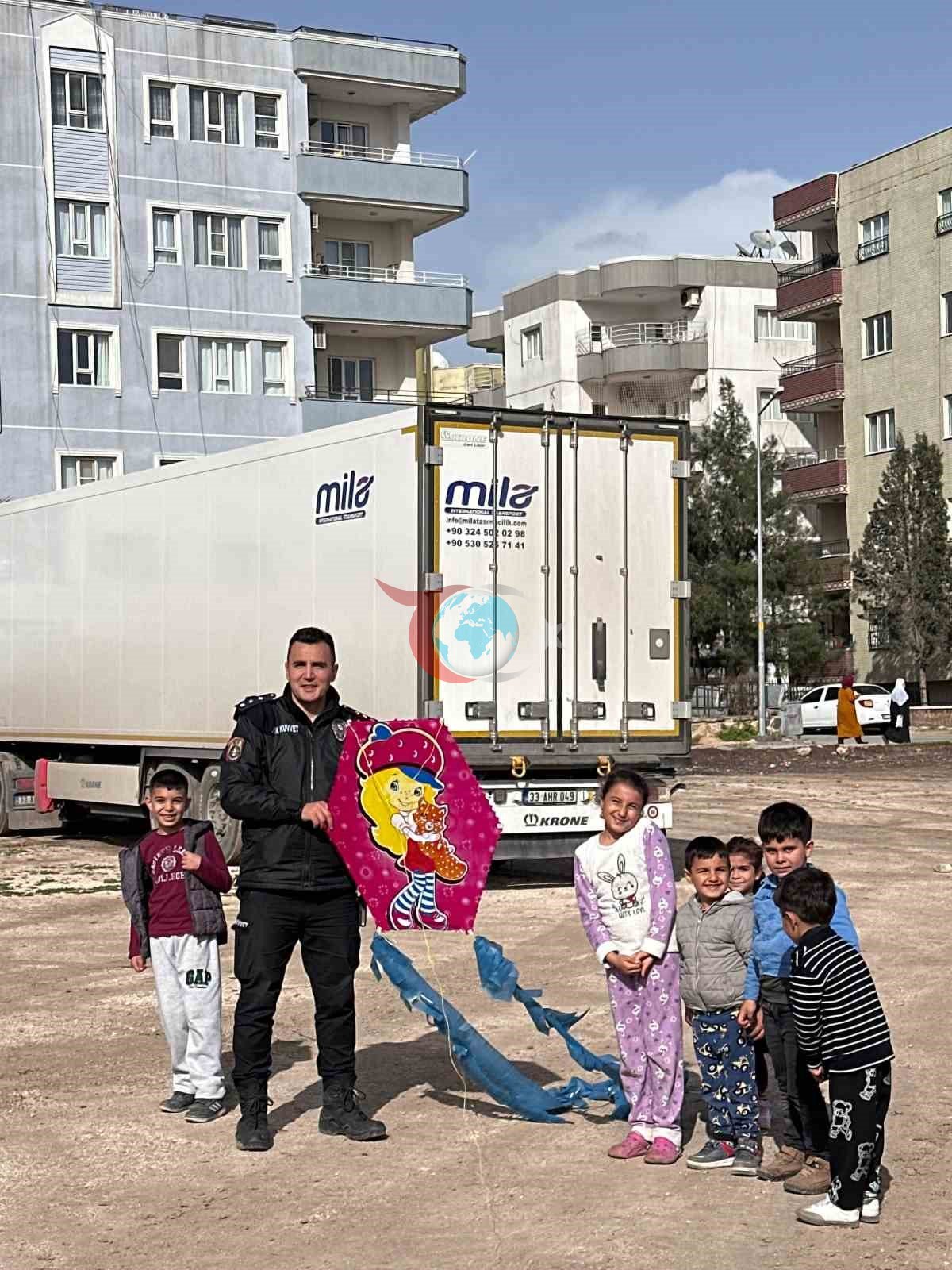 Nusaybin&rsquo;de çocukların uçurtma sevincine polis ağabeyleri de ortak oldu