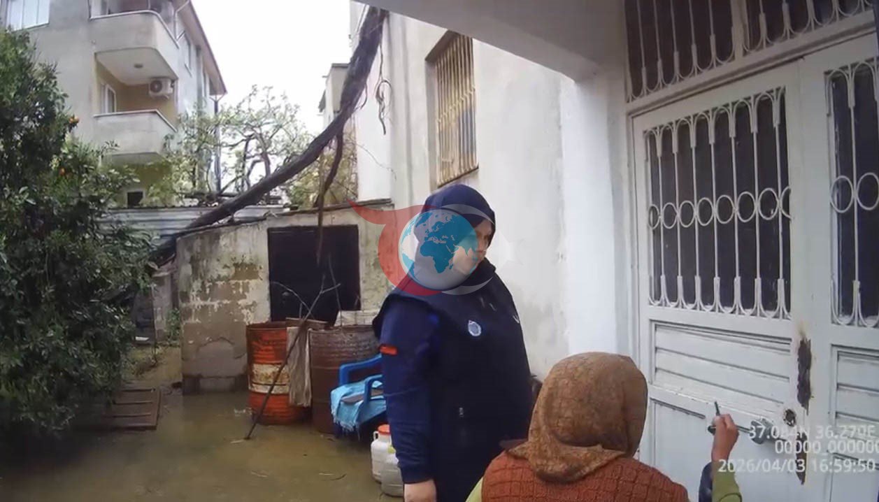 Yağmurda zor anlar yaşayan vatandaşa zabıtadan şefkat eli