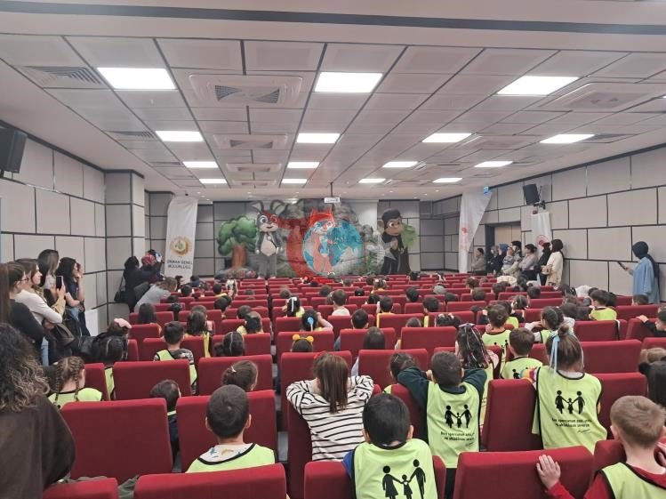 Okul öncesi öğrencileri &lsquo;Akıllı Tavşan Momo&rsquo; müzikaline katıldı