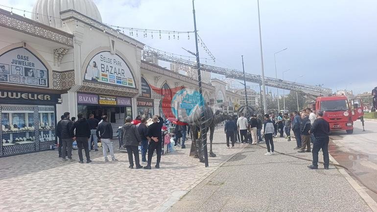Butikte korku dolu anlar Alevler bir anda yükseldi: Esnaf ürünleri kurtarmak için seferber oldu