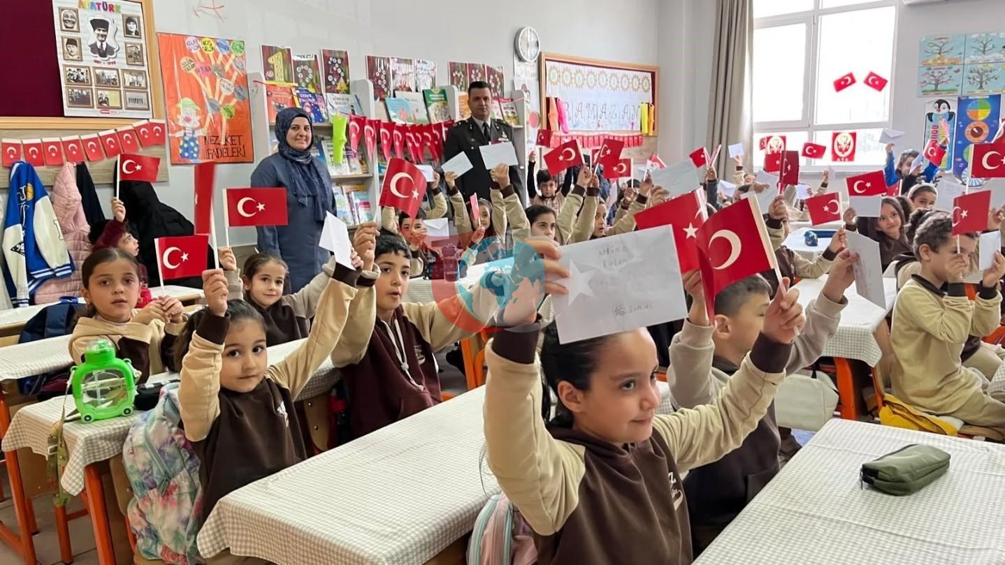 Adıyaman'da Minik Kalplerden Mehmetçiğe Anlamlı Mektuplar