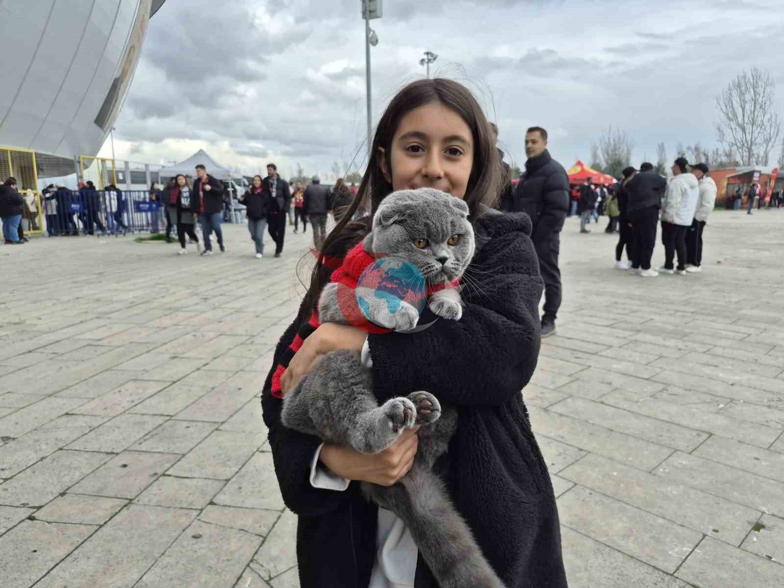 Küçük çocuk Eskişehirspor maçına kedisi ile geldi