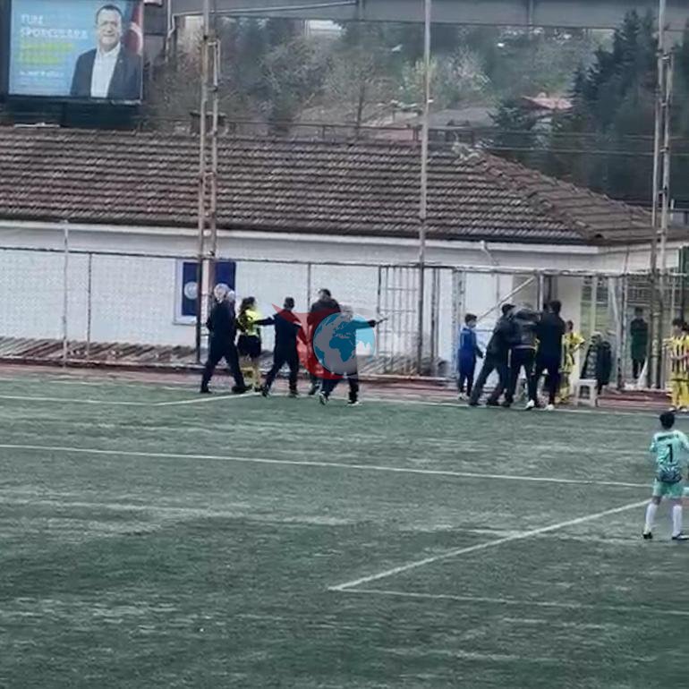 Maç bitti, sahaya atladı Kadın hakeme saldırı girişimi